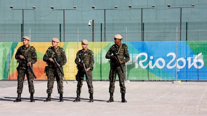 Soldados custodian las afueras del Parque Olímpico de Río de Janeiro.