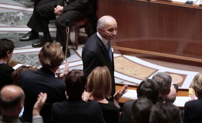 Diputados en pie aplauden al ya exministro Laurent Fabius, este mi&eacute;rcoles en la Asamblea Nacional.