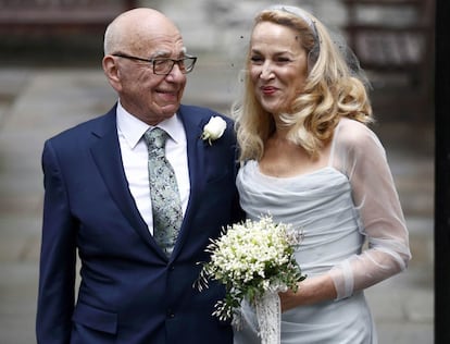 El magnate de los medios de comunicación Rupert Murdoch y la exmodelo Jerry Hall posan para los medios en el exterior de la iglesia de St. Bride de Londres después de su boda religiosa.