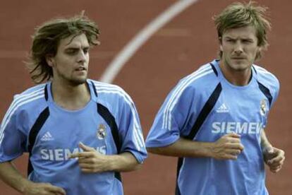 Woodgate, a la izquierda, y Beckham, durante el primer entrenamiento de la temporada del Madrid.
