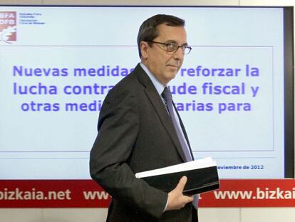El diputado general de Bizkaia, José Luis Bilbao, antes de presentar las medidas contra el fraude fiscal en diciembre de 2012.