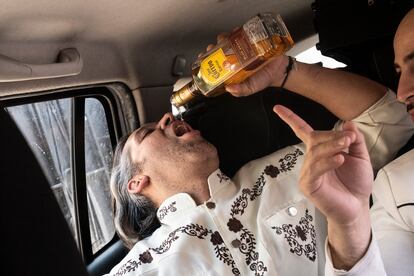 José Reinaldo tomando un chupito de tequila antes de salir a actuar.