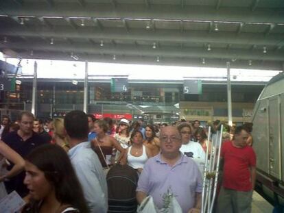 Pasajeros del AVE esperan en las vías de la Estación María Zambrano de Málaga.