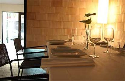 La lmpara Royal, de Arne Jacobsen, ilumina el comedor, revestido con ladrillos de termoarcilla, del restaurante La Manduca.