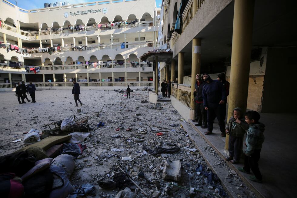 El interior de la escuela usada como refugio para desplazados en Ciudad de Gaza blanco de un ataque israelí este miércoles. rael-Hamas conflict, in Gaza City November 27, 2024. REUTERS/Dawoud Abu Alkas  