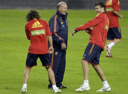 Puyol y Piqué bromean con Del Bosque en el entrenamiento de ayer.