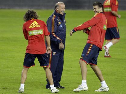 Puyol y Piqué bromean con Del Bosque en el entrenamiento de ayer.