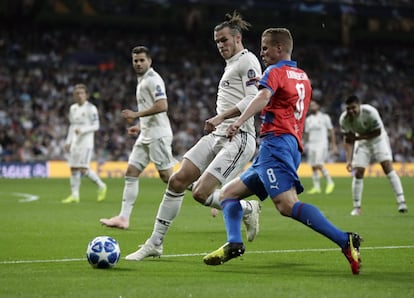 El jugador del Real Madrid, Gareth Bale, trata de controlar el balón ante la presión del jugador del Pilsen, David Limbersky, en una acción del partido.