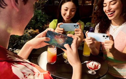 Varios smartphones OPPO Reno14 F en uso