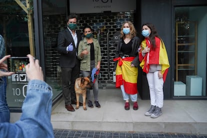 Vox officials Iván Espinosa de los Monteros (l) and Rocío Monasterio have their picture taken with two protesters on Paseo de la Habana on Monday.