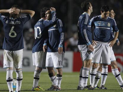 Messi anima a Tévez tras fallar su penalti ante la desolación de Milito, Higuaín, Burdisso y Zanetti.