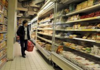 Un cliente observa las estanterías de un supermercado. EFE/Archivo