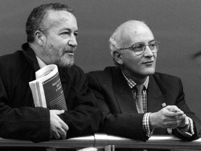 Pedro Arriola (izquierda) y Javier Zarzalejos, negociadores de Aznar con ETA.