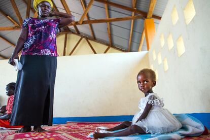 Maria está sentada en compañía de su abuela, esperando a que midan su peso y altura. Los niños malnutridos primero reciben tratamiento en centros de salud cercanos a sus domicilios y, en caso de complicaciones, se derivan al hospital de estabilización Al Sabbah. Muchos niños no son tan afortunados como ella. Mary, de 15 años, perdió a su hermana a causa de una diarrea, tal y como cuenta en el informe de Unicef. "Estoy muy triste, fue todo por culpa del agua contaminada. Si hubiéramos tenido agua limpia mi hermana no se habría puesto enferma y no habría muerto". 