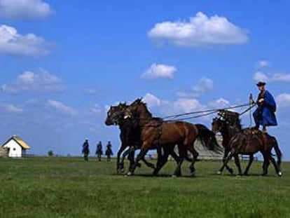 La Puszta, la gran estepa que abarca el 60% de Hungría. Una región "plana como el mar", cantada por los poetas y con una rica tradición indumentaria y en la doma de los caballos nonios.