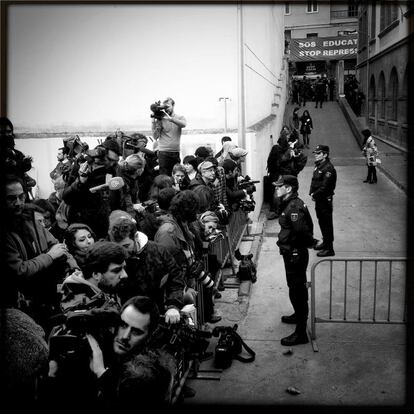 Además de prepararse a esperar, el aspirante a periodista ha de asumir que, en ocasiones, será tratado como ganado, con el debido respeto a ovejas, pollos y aves de corral en general. En nombre de la presunta seguridad de la presa informativa, y en evitación de supuestas alteraciones del orden público, se acorrala, se estabula y se confina a la prensa a un régimen de pseudo libertad vigilada en los llamados "corralitos", mejor cuanto más lejos del objetivo de la cita. Sí­, es humillante, pero también innegociable, y los medios aceptan. En la imagen, decenas de redactores y fotógrafos esperan hacinados la llegada de la infanta Cristina en el corralito habilitado por la policía en la cuesta más famosa de España, la que conduce al despacho del juez Castro, instructor del caso Noos, en Palma de Mallorca.