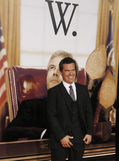 El actor Josh Brolin, en el papel de George Bush, en el estreno de <i>W, </i>el martes.