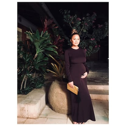 La actriz y modelo Chrissy Teigen y esposa de John Legend envió un claro y duro mensaje a las revistas del corazón y tabloides por Twitter. En el texto pidió que por favor no mantuvieran el anonimato de quienes les venden información de su vida privada. “Deberían prestar un servicio a todas las celebridades que les proporcionamos contenido y decirnos quiénes son sus fuentes así podemos deshacernos de esas amistades basura”. </p> <br> <p> La estrella está enfadada pues alguien de su entorno ha contado cómo está llevando su segundo embarazo e incluso ha dado detalles sobre los antojos que tiene o los ataques de ansiedad que sufre.