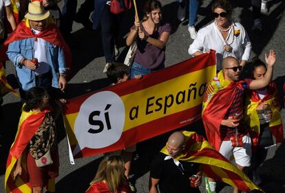 "Sí a Espanya" és el cartell que porten uns manifestants.