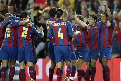 Los jugadores del Barcelona celebran un gol al Madrid en el Camp Nou
. /