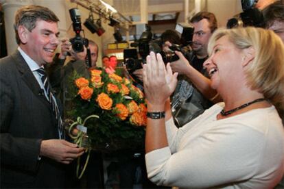 Filip Dewinter recibe un ramo de flores de su esposa el domingo en la sede de su partido en Amberes.