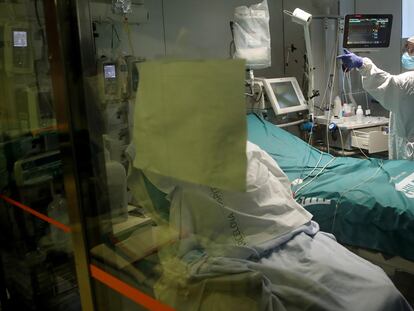 Profesionales sanitarios trabajan en una de las UCI del Hospital Clínic de Barcelona para pacientes covid.