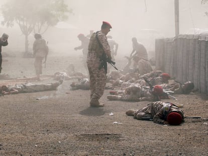 Varios soldados permanecen en el suelo tras el ataque de un misil durante un desfile militar celebrado en Aden (Yemen).