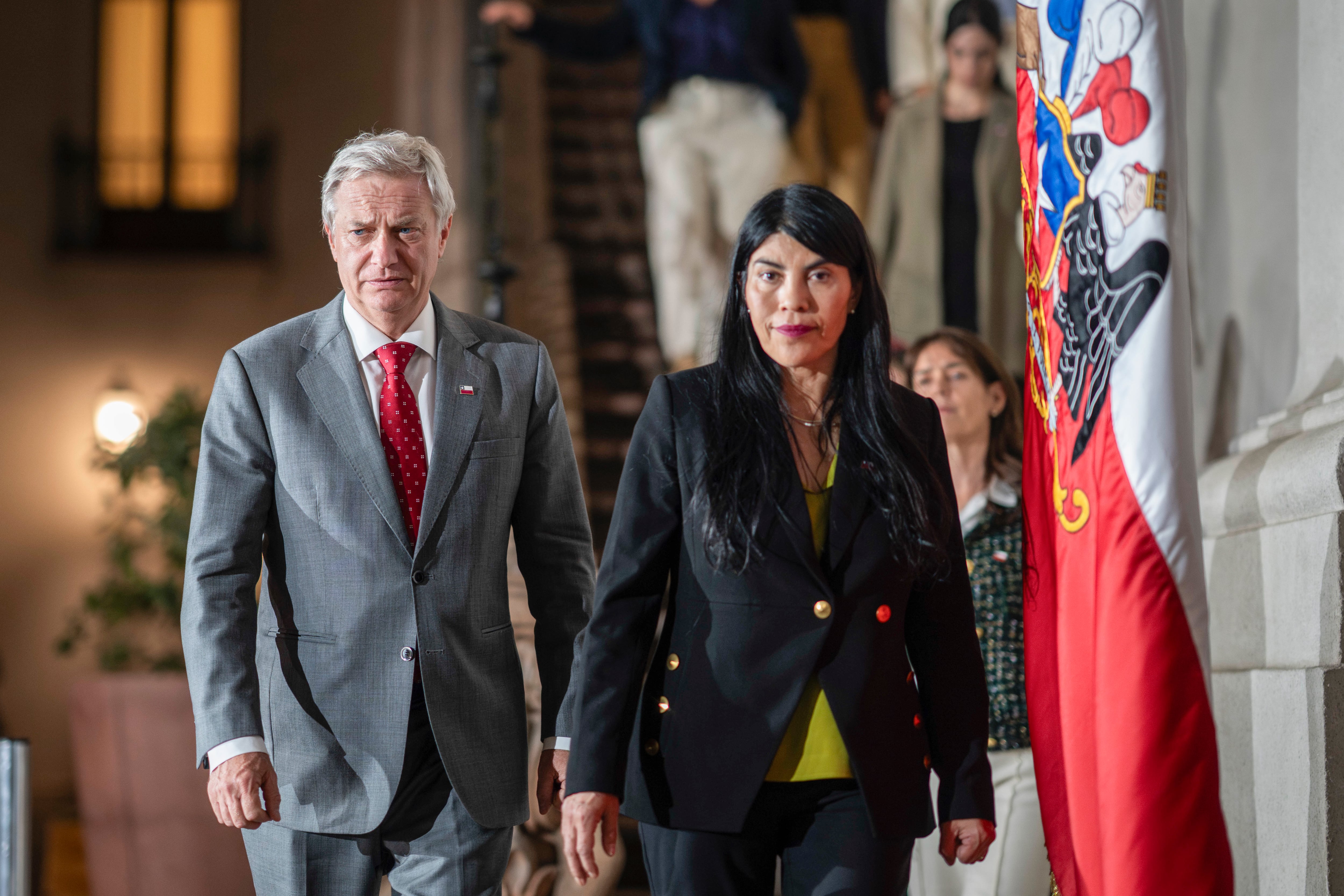 Identificados los tres estudiantes que lideraron la agresión contra la ministra Lincolao, que está en reposo