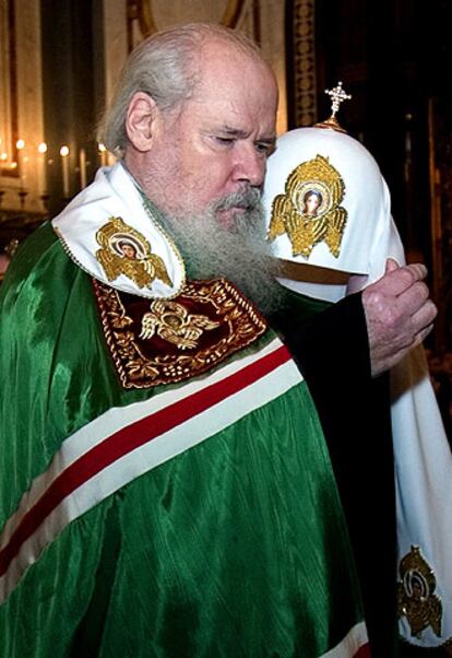 El patriarca ortodoxo ruso, Alejo II, tras el servicio del pasado domingo en la catedral de Moscú.