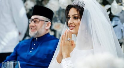 Su historia de amor fue breve, pero intensa. Mohamed V de Kelantan, que fue rey de Malasia hasta principios de enero, y Rihana Oksana Voevodina, exmodelo rusa, se divorciaron en julio, a los siete meses de casarse. Ella nunca fue bien vista por los habitantes del país asiático. En las redes sociales acostumbraba a compartir fotos en las que hacía gala de su nueva posición y salieron a la luz imágenes de su participación en el pasado en un 'reality show' de una televisión rusa, en las que se la veía manteniendo relaciones sexuales con otro joven. Este escándalo fue la principal razón de la abdicación de su marido en enero de este año, el primer rey en la historia moderna de Malasia en hacerlo desde que el Estado se constituyó en una monarquía parlamentaria y rotatoria.