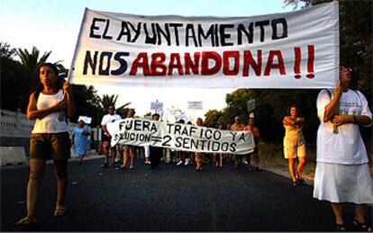 Un momento de la protesta contra los problemas de tráfico que denuncian los vecinos, ayer, en la playa de El Campello.