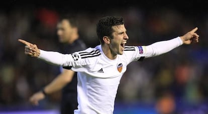 Gayà celebra el gol del Valencia al Gante en Champions.