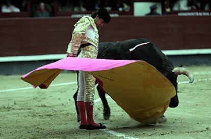 El diestro Antonio Barrera durante la corrida de ayer en Las Ventas.