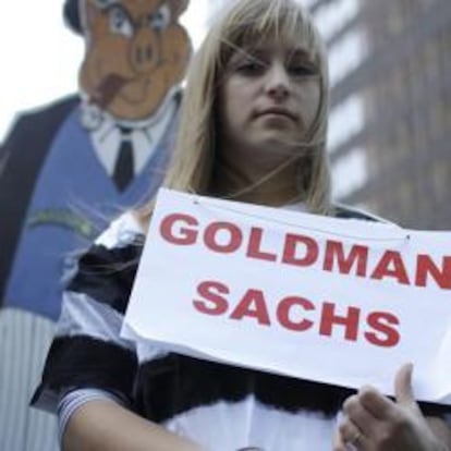 Una manifestante en Nueva York contra las acciones de Goldman Sach