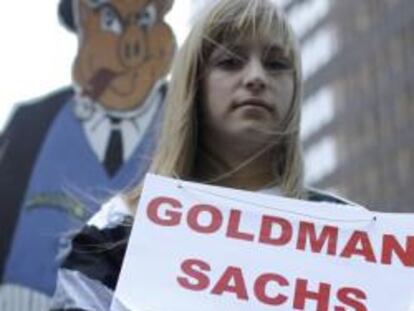 Una manifestante en Nueva York contra las acciones de Goldman Sach