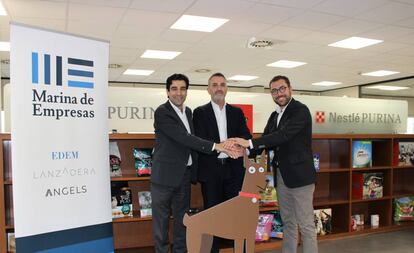 Desde la izquierda, Mark El-Khoury, gerente de Nestlé Purina PetCare, Javier Jiménez, director General de Lanzadera, y Xavier Pérez, director de marketing de Nestlé Purina PetCare España.