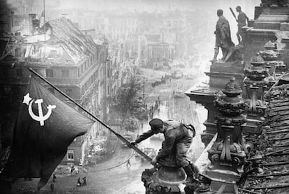 Soldados del Ejército rojo ponen la bandera soviética en el Reichstag en Berlínel 20 de abril 30, 1945, en una imagen tomada por Vladímir Grebnev. 