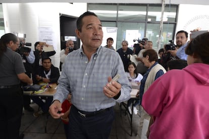 Luis Miranda, secretario de Desarrollo Social, no pudo votar porque su credencial no estaba vigente.