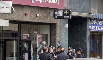 Un grupo de policías a las puertas de la sucursal burgalesa de la Caja Laboral atracada.