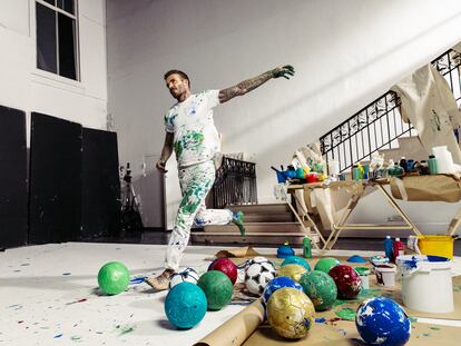 David Beckham, en pleno 'action painting' a golpe de balón, en la campaña publicitaria que protagoniza para Haig Club.