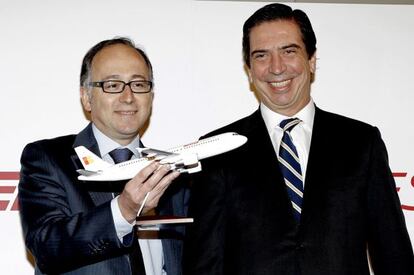 Los ejecutivos de Iberia Express e Iberia, Luis Gallego y Rafael S&aacute;nchez-Lozano, durante la presentaci&oacute;n de la aerol&iacute;nea de bajo coste.