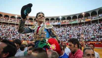 José Tomás, sale a hombros de la plaza de Granada, este sábado.