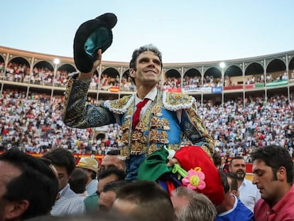 José Tomás, sale a hombros de la plaza de Granada, este sábado.