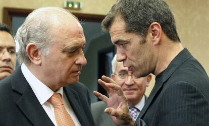 Jorge Fernández Díaz conversa con Toni Cantó.