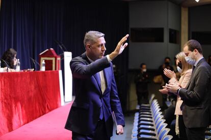 Xavier García Albiol saluda al auditorio tras ser nombrado alcalde de Badalona Rubén Guijarro. 
