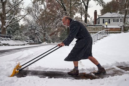 Un ciudadano de Saint Louis (Misuri, Estados Unidos) limpia el acceso a su garaje tras las fuertes nevadas caídas en la zona.