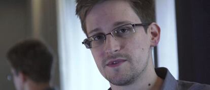 Edward Snowden durante su entrevista con The Guardian.