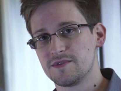 Edward Snowden durante su entrevista con The Guardian.