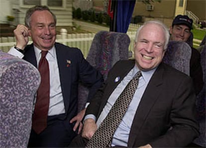 Michael Bloomberg (izqda.) sonríe junto al senador republicano John McCain, en el autobús de su candidatura a la alcaldía de Nueva York.
