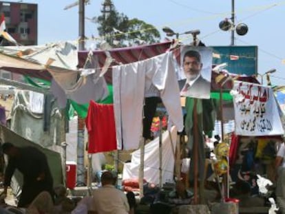 Seguidores del depuesto presidente egicpio descansan en el campamento de Ciudad Naser en El Cairo. 